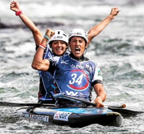 Yves Prigent et Margaux Henry qui célèbre leur victoire en 2017 aux championnats du monde